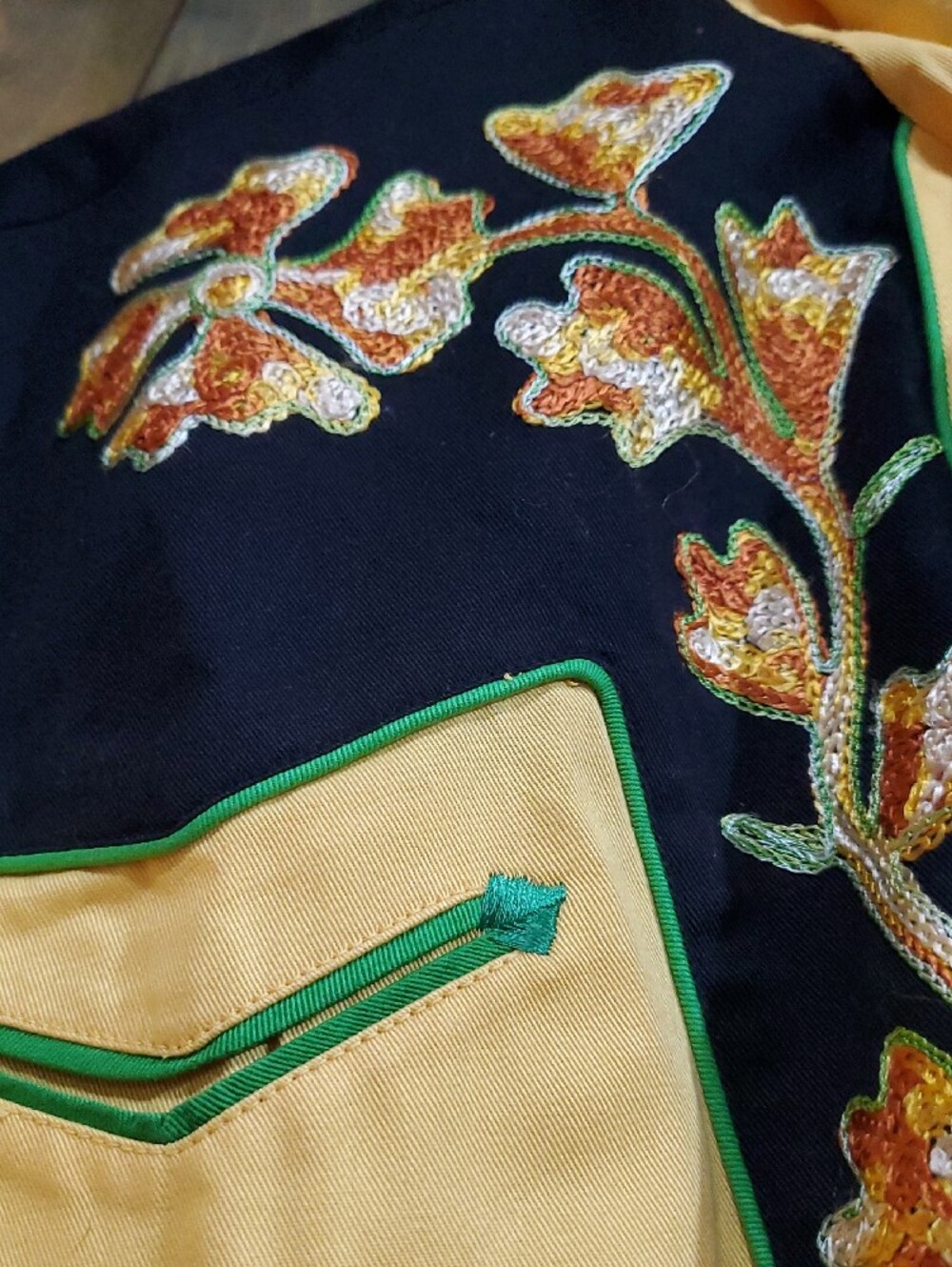 Yellow Embroidered Western Button-Down Shirt Black Yoke Rodeo Bull Horses Ranch - Picture 3 of 8